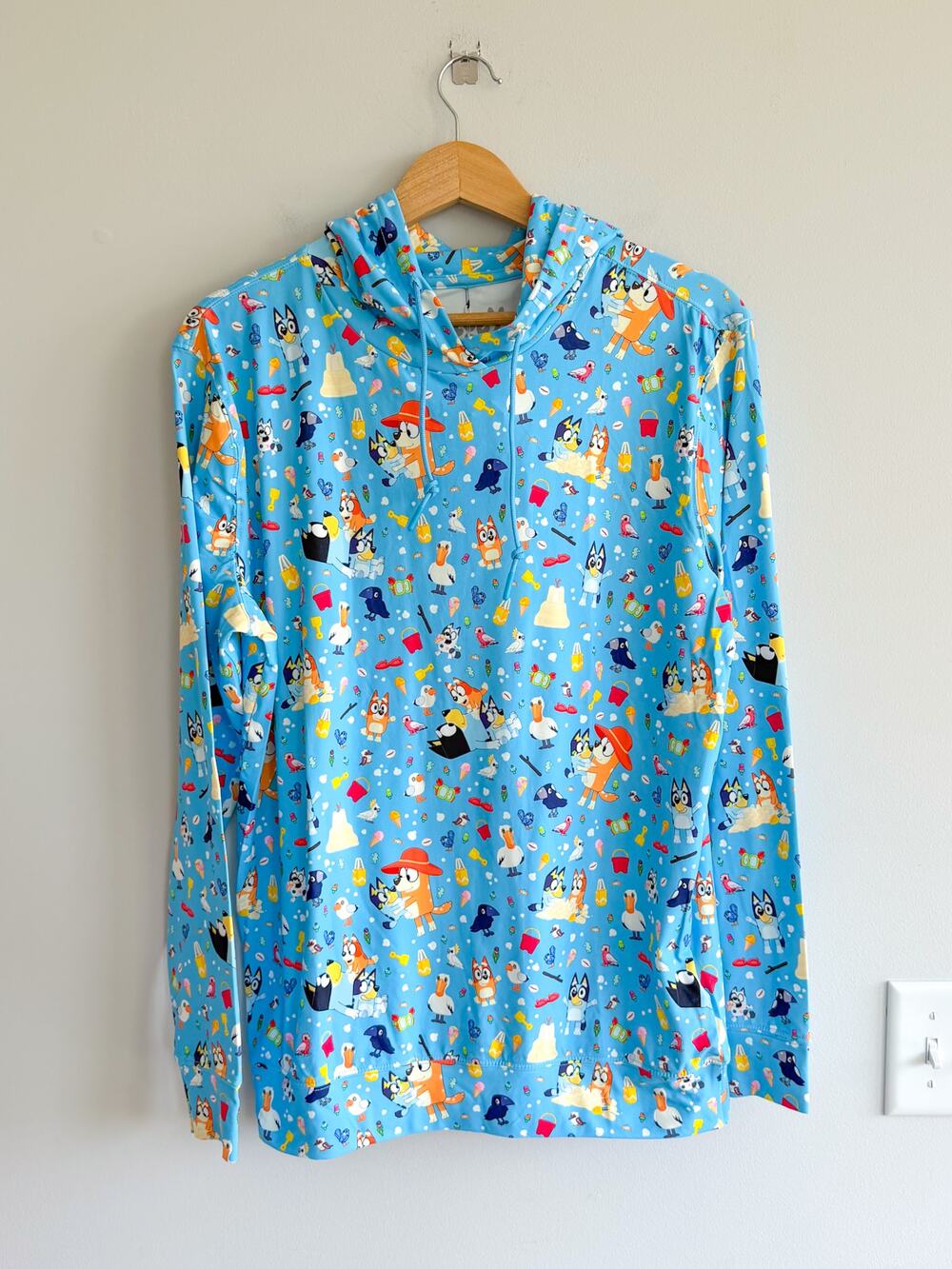RSVLTS Bluey Beach Day Print Pullover Performance Hoodie Blue S NWT